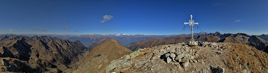 Spettacolre vista panoramica ad ampio raggio dal Corno Stella verso Alpi Orobie (a dx) e Alpi Retiche al centro